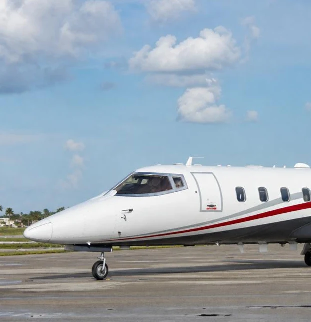 N106FF Learjet 60XR nose and cockpit